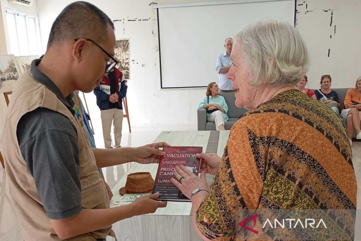 West Bangka Regional Library Receives Donation of World War II History Books