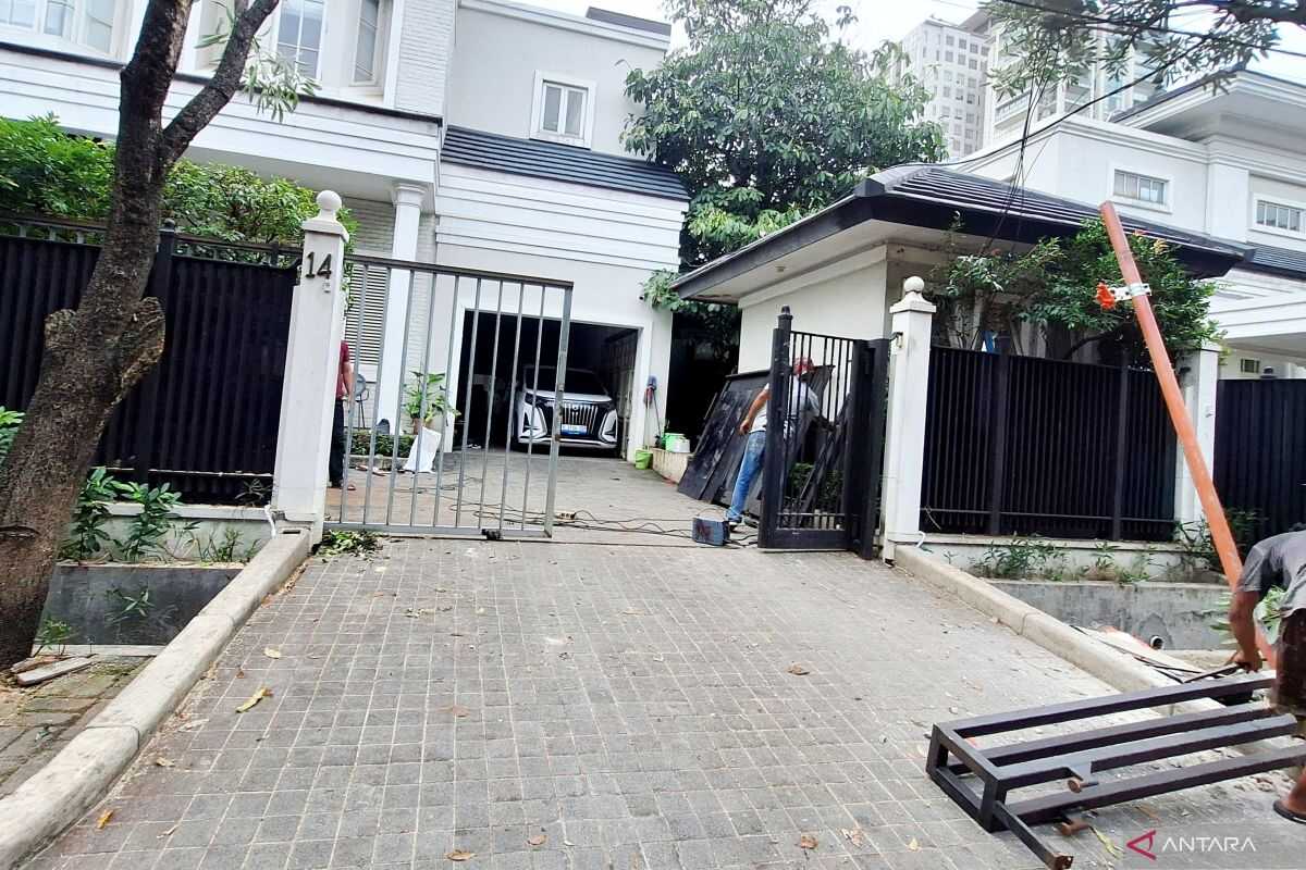 Glass mirror and fence at Jusuf Kalla's residence struck by allegedly intoxicated female driver