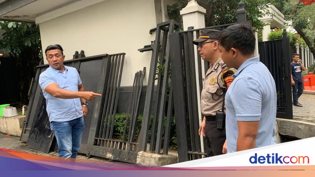 Driver Allegedly Fell Asleep and Crashed into Jusuf Kalla's Fence in South Jakarta