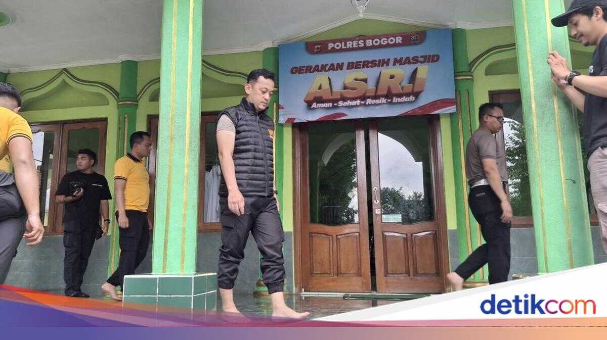 Bogor Police Clean 36 Mosques and Plant Trees Ahead of Ramadan