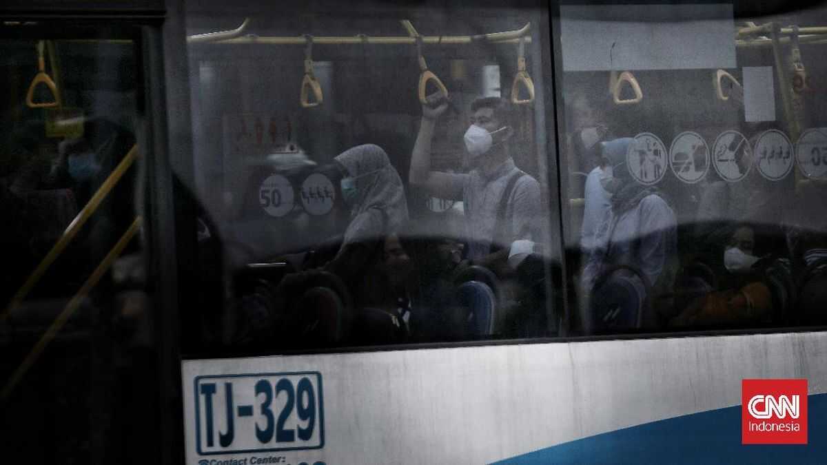 Passengers Permitted to Break Fast on TransJakarta Buses During Ramadan