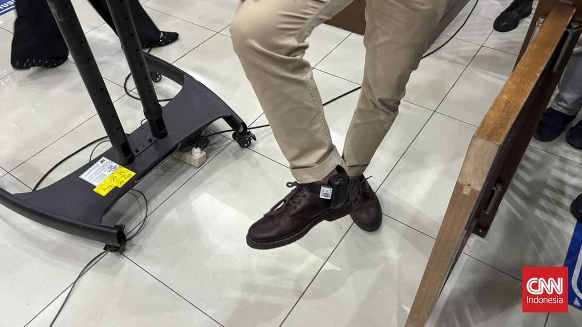 Detector Bracelets Fitted to Ankles of Delpedro and Co-defendants During City Detention
