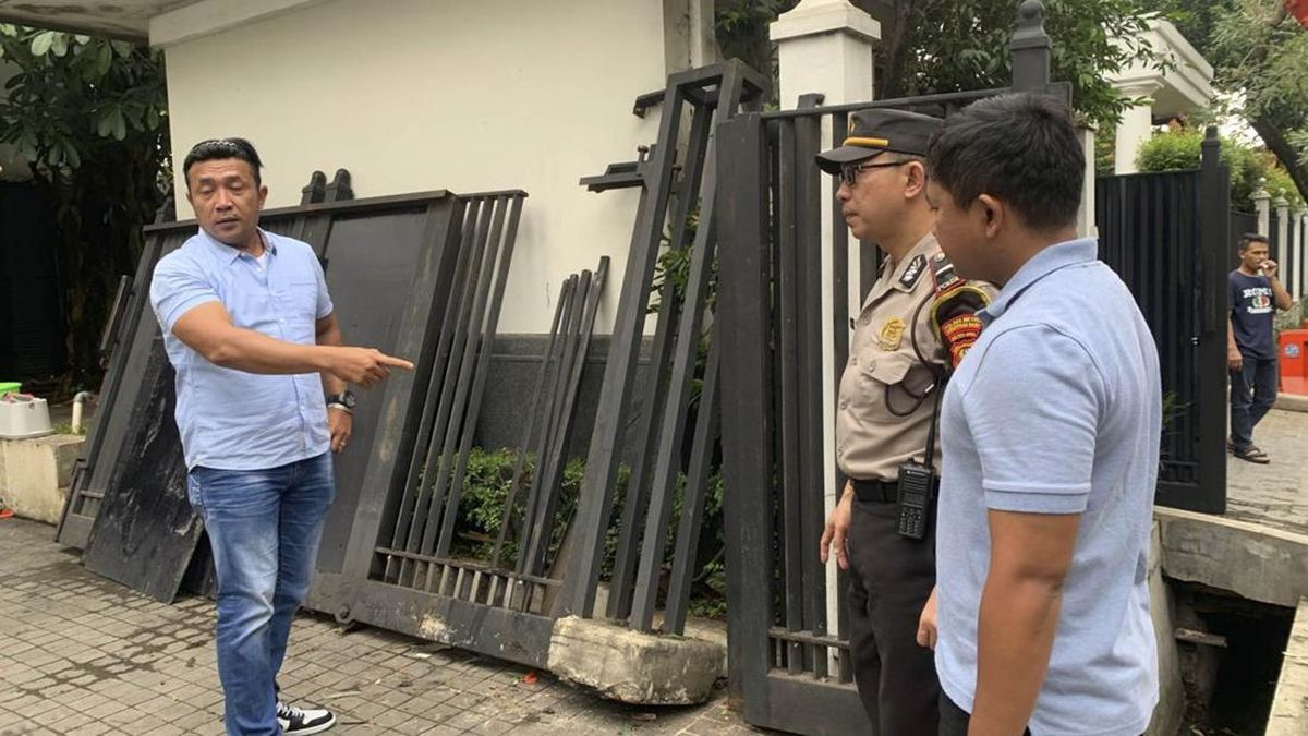 Driver Who Crashed into Jusuf Kalla's Child's House Fence Suspected of Drowsy Driving