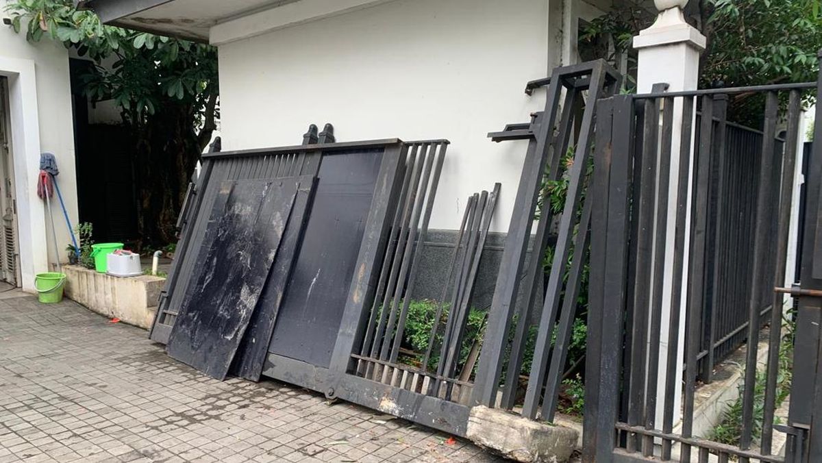 Car Crashes into Fence of Jusuf Kalla's Daughter's House in South Jakarta