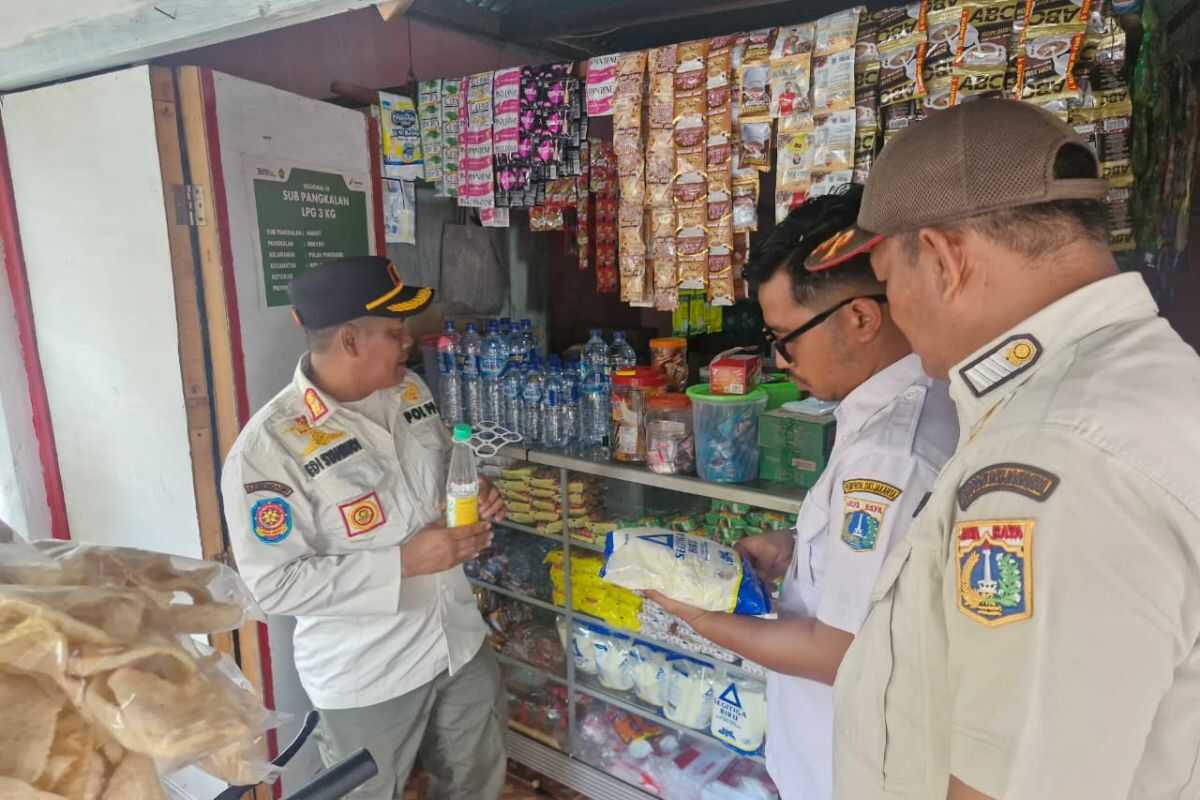 Civil Service Police Monitor Alcohol and Expired Products on Panggang Island