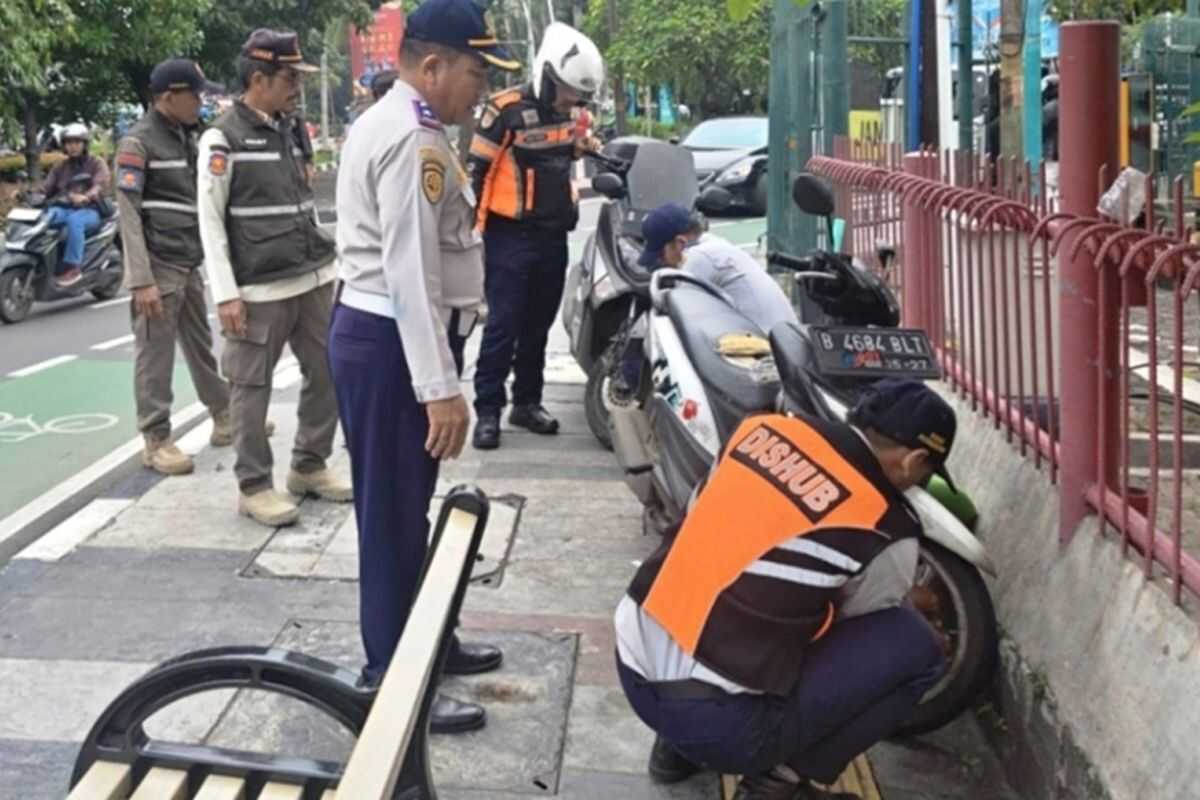 Eight Vehicles Have Tyre Valves Removed in West Jakarta Enforcement Operation