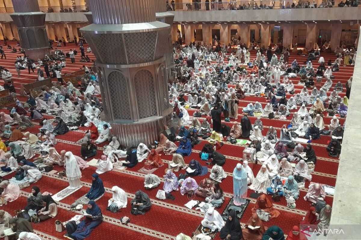 Worshippers Flock to Istiqlal Mosque for First Ramadan Tarawih Prayers