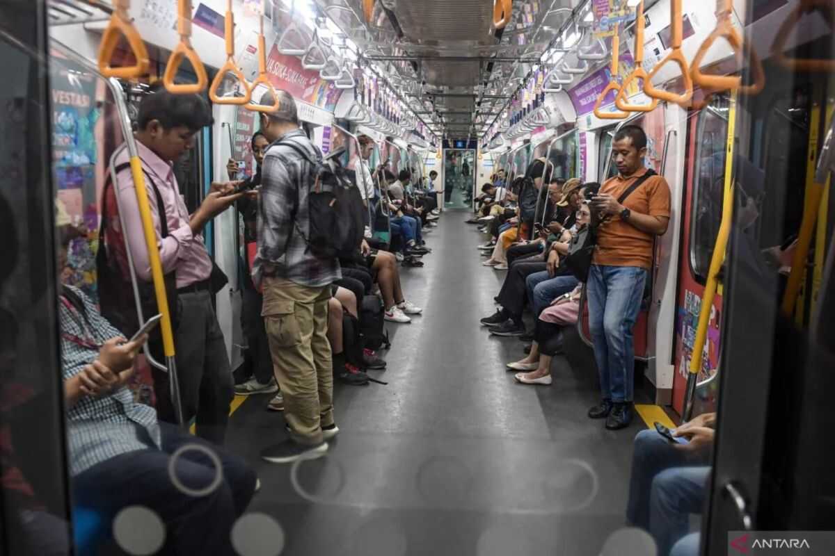 MRT Jakarta Permits Passengers to Drink Water and Eat Dates After Maghrib Call to Prayer