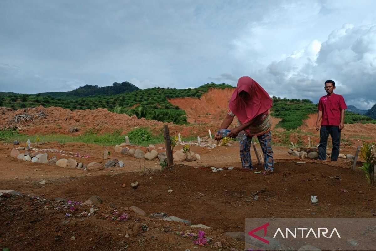 Ahead of Ramadan, Families Visit Graves of Landslide Victims in Tapanuli Selatan