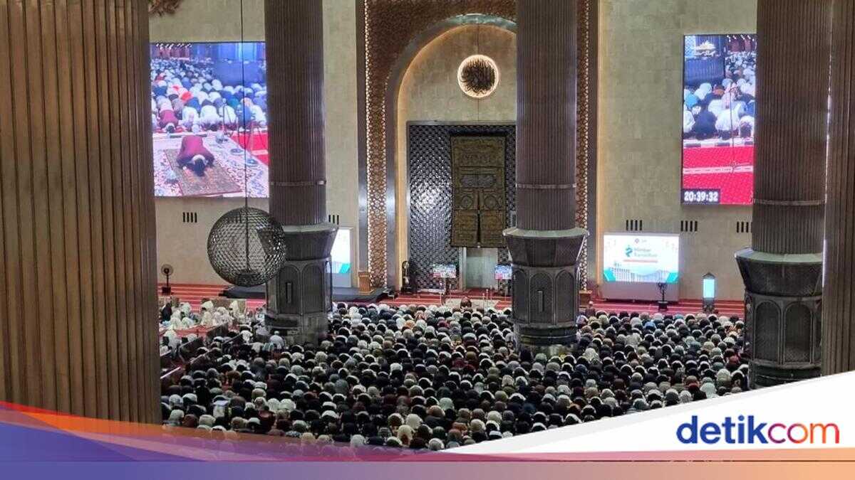 Solemn Atmosphere at First Tarawih Prayer of Ramadan 2026 at Istiqlal Mosque