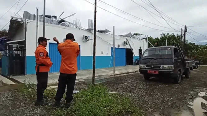 MBG Kitchen Roof Destroyed by Strong Winds in Semarang