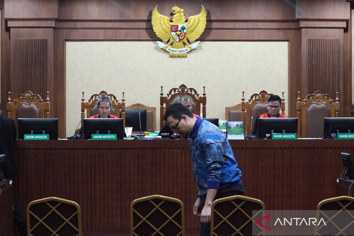 Three defendants in corruption obstruction case face 8–10 years' imprisonment demands