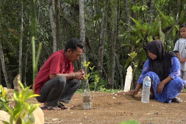 Pilgrimage on the Wet Earth of South Tapanuli's Mass Grave