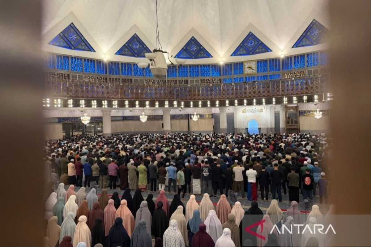 Hundreds of Malaysian Muslims Perform First Tarawih Prayers at Kuala Lumpur's National Mosque