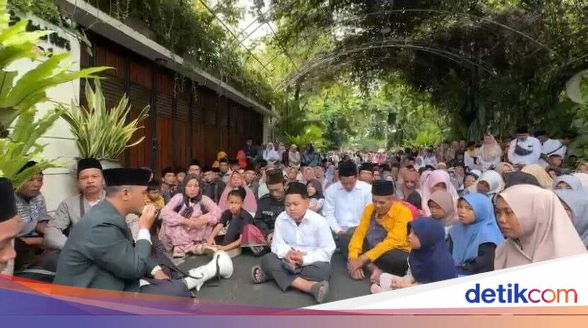 Viral Prayer Gathering Outside Jokowi's Home: Aide Speaks Out