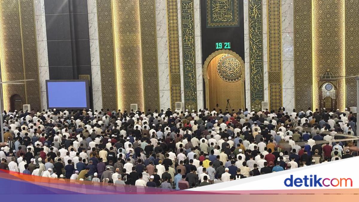 Thousands Flock to Indonesia's Second-Largest Mosque for First Ramadan Tarawih Prayers