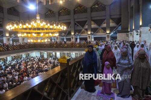 Nurul Wathon Mosque at Pakansari Holds Inaugural Tarawih Prayers, Draws Massive Congregation