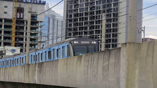 MRT Jakarta Permits Passengers to Break Fast on Trains: Limited to 10 Minutes with Plain Water and Dates
