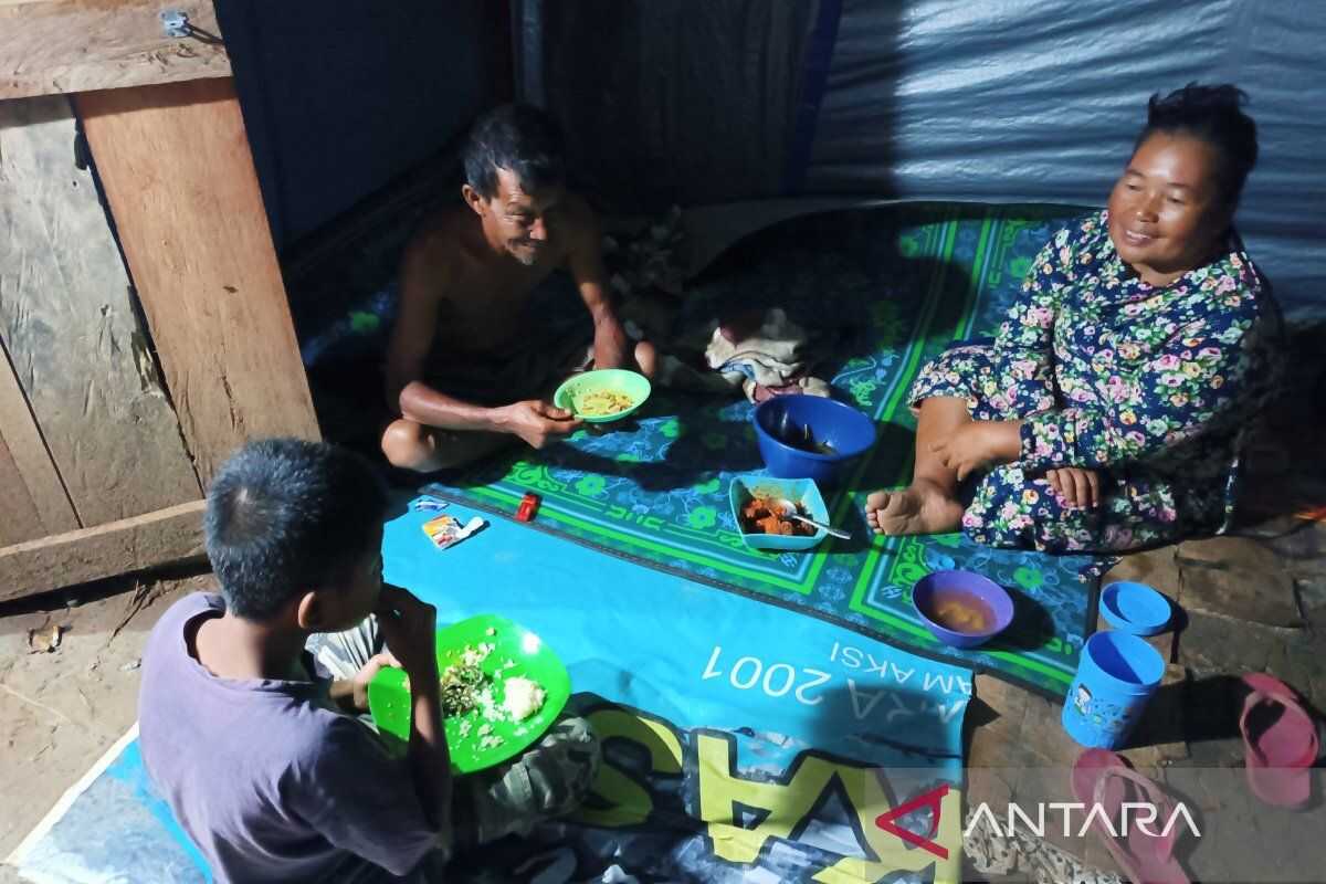 Flash Flood Survivors in South Tapanuli Have First Sahur of Ramadan in Emergency Tents