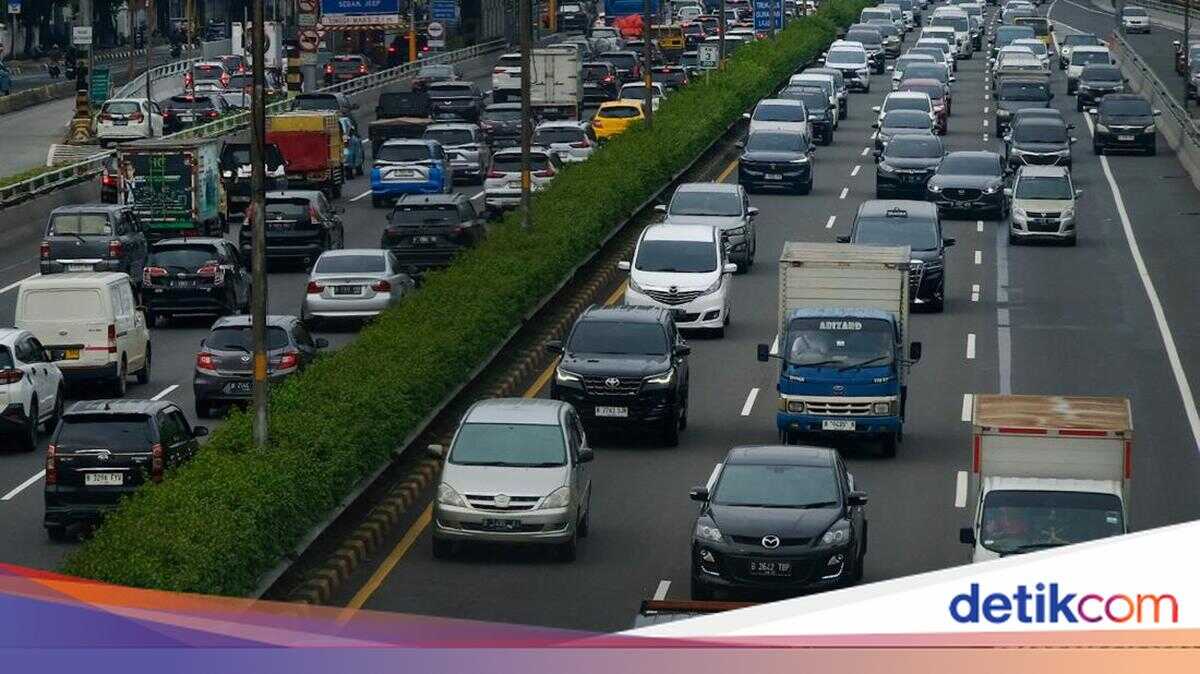 Jakarta Toll Road Traffic Update on First Day of Ramadan: Multi-Vehicle Pile-Up Reported