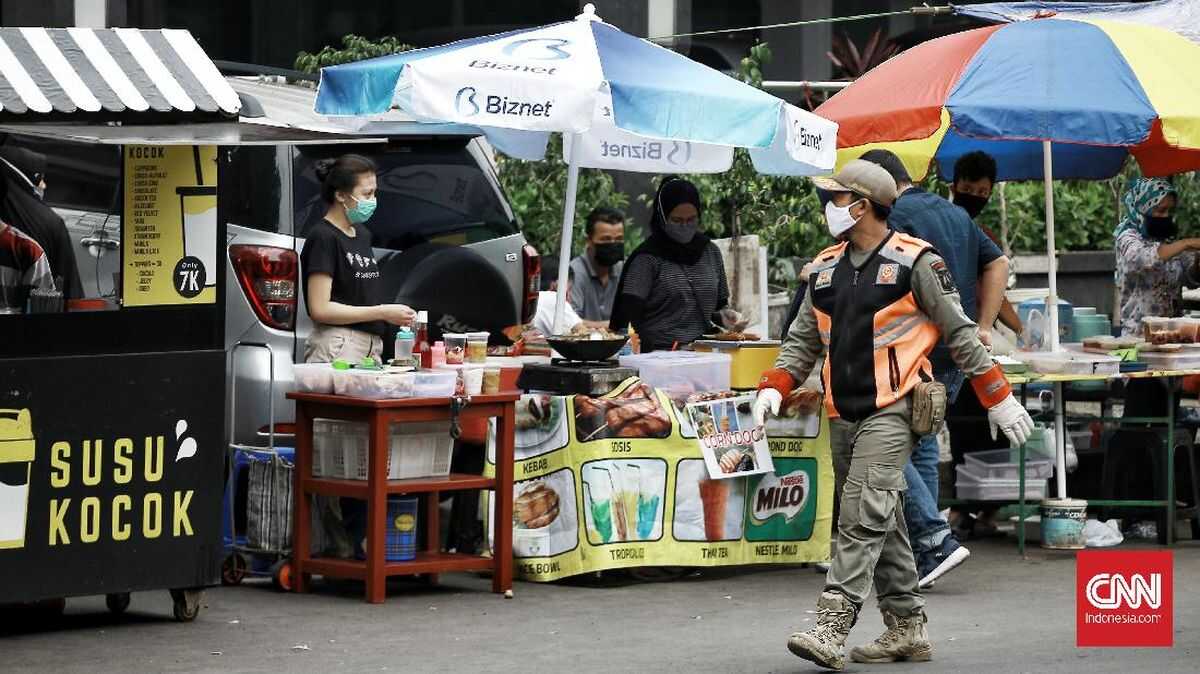 DKI Jakarta to Monitor Seasonal Takjil Vendors to Protect Pedestrian Rights