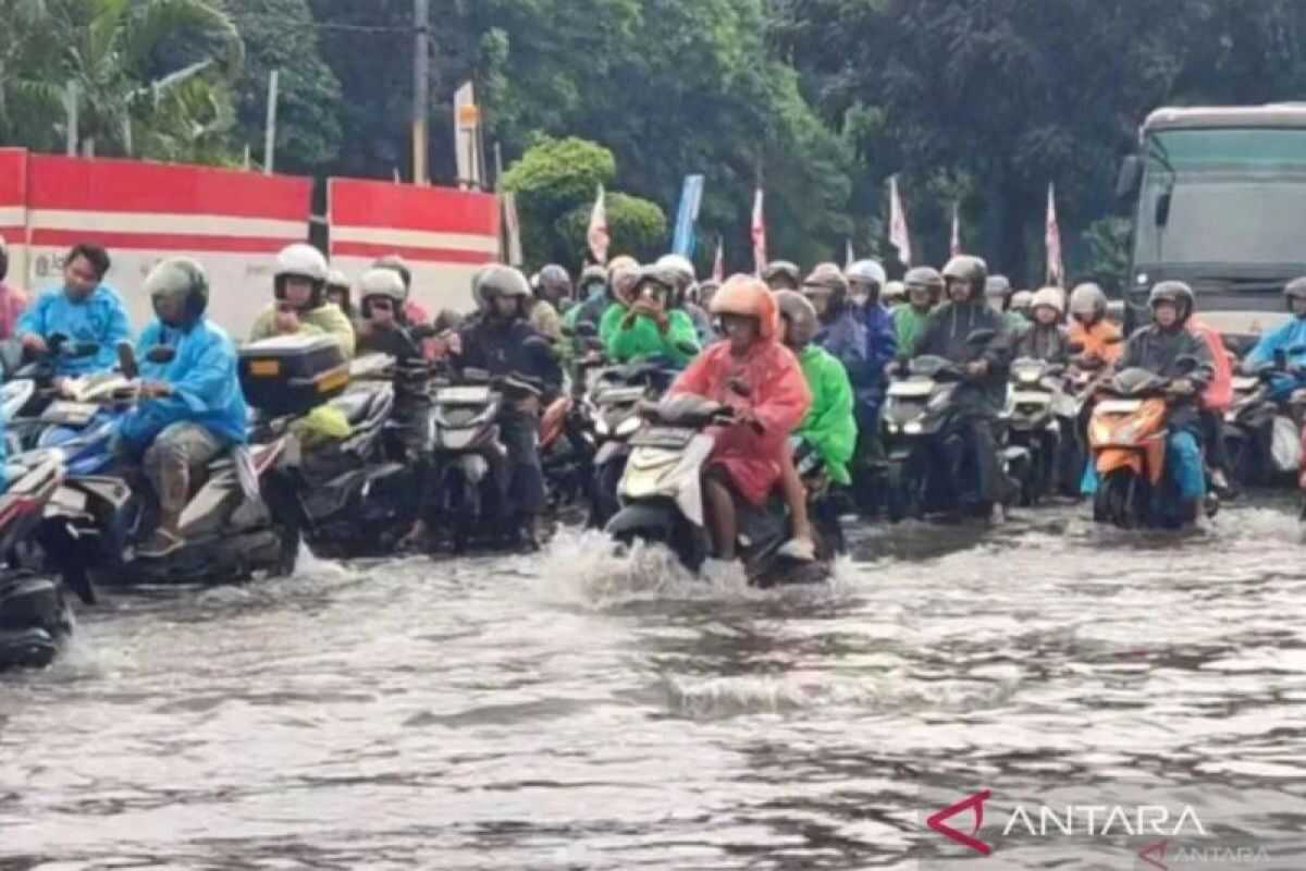 Two Floating Pumps Deployed to Tackle Waterlogging on DI Panjaitan Road