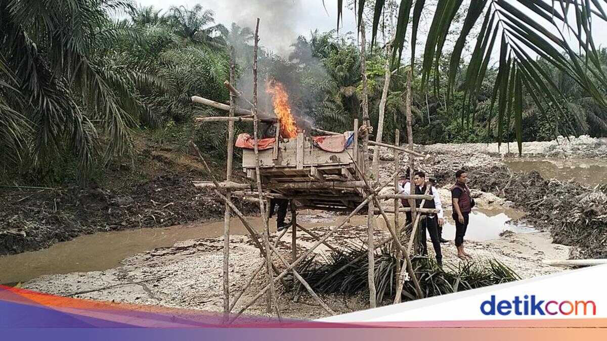 Police Sweep Illegal Gold Mining Sites Across Three Villages in Kuansing, Destroy Mining Rafts