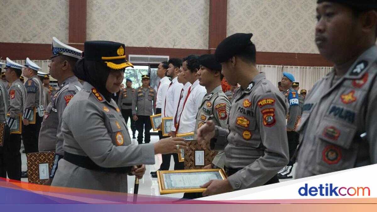Bekasi Metro Police Chief Honours 39 Officers, Emphasises Humane Policing