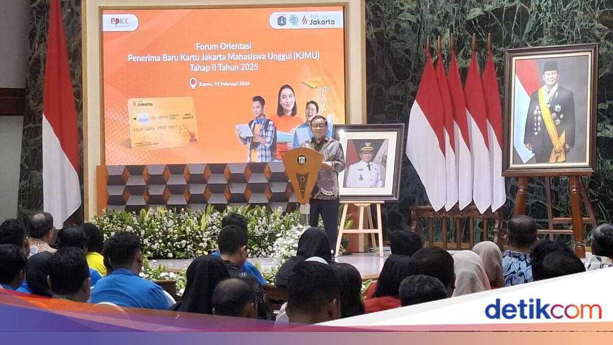 Pramono Distributes KJMU Cards to 2,524 Students across 69 State Universities