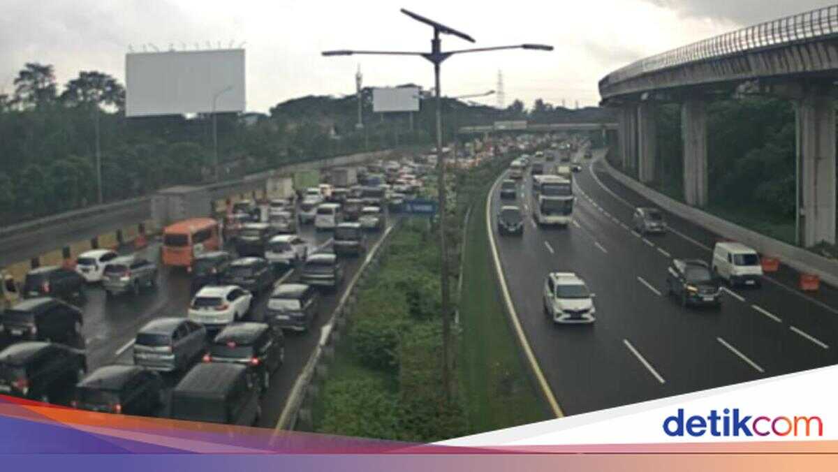 Cawang Interchange Traffic Gridlocked as Vehicles Pour in from Outer Jakarta Toll Roads