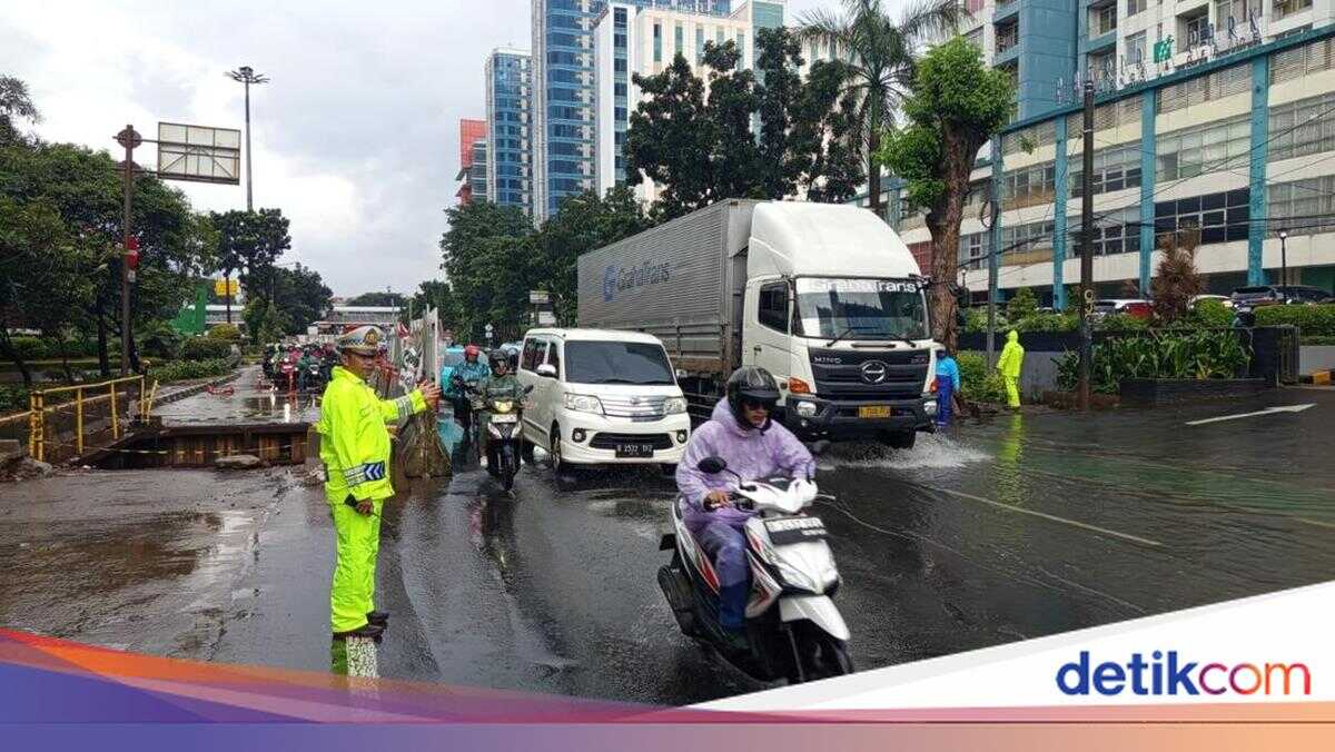 Flooding on Jl DI Panjaitan in East Jakarta Recedes, Traffic Towards Cempaka Putih Congested