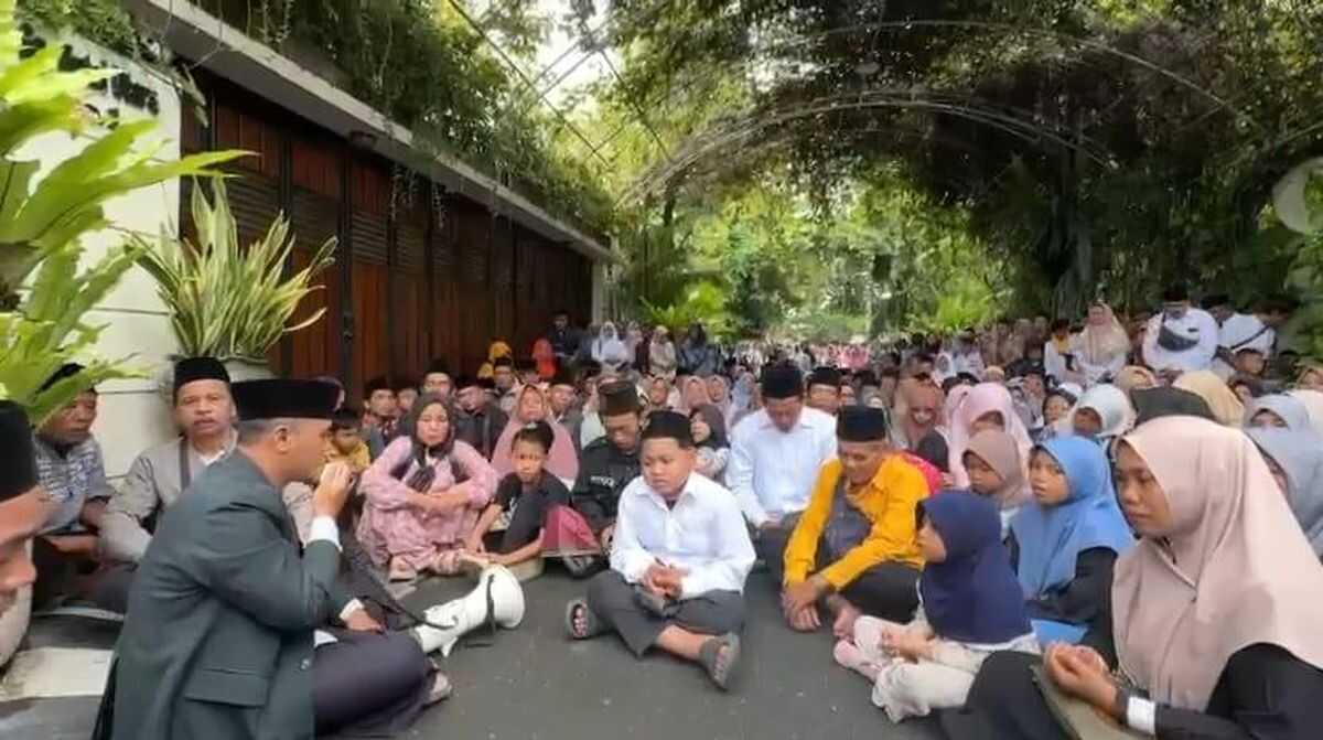 Viral Video Shows Residents Holding Prayer Gathering Outside Jokowi's Home; Aide Responds