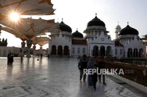 First Tarawih Prayer in Banda Aceh: Ulama Abi Lamkawe Calls on Faithful to Begin Ramadan with Repentance