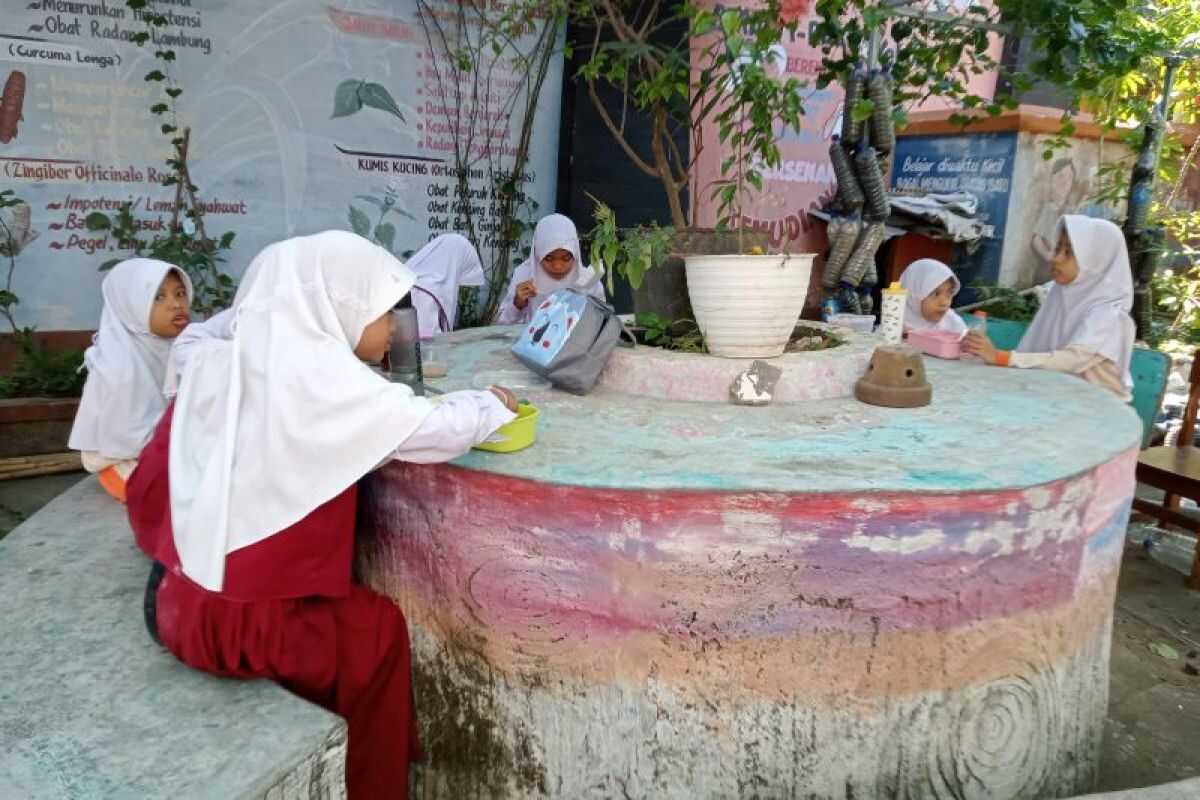 Minister urges parents to engage children in positive activities during home learning period