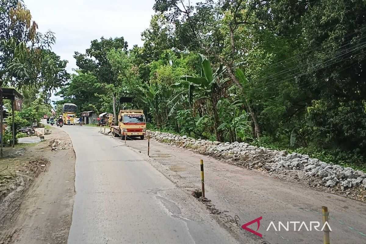 Blora Public Works Agency Addresses Land Movement with Gabion Retaining Wall along Riverbank