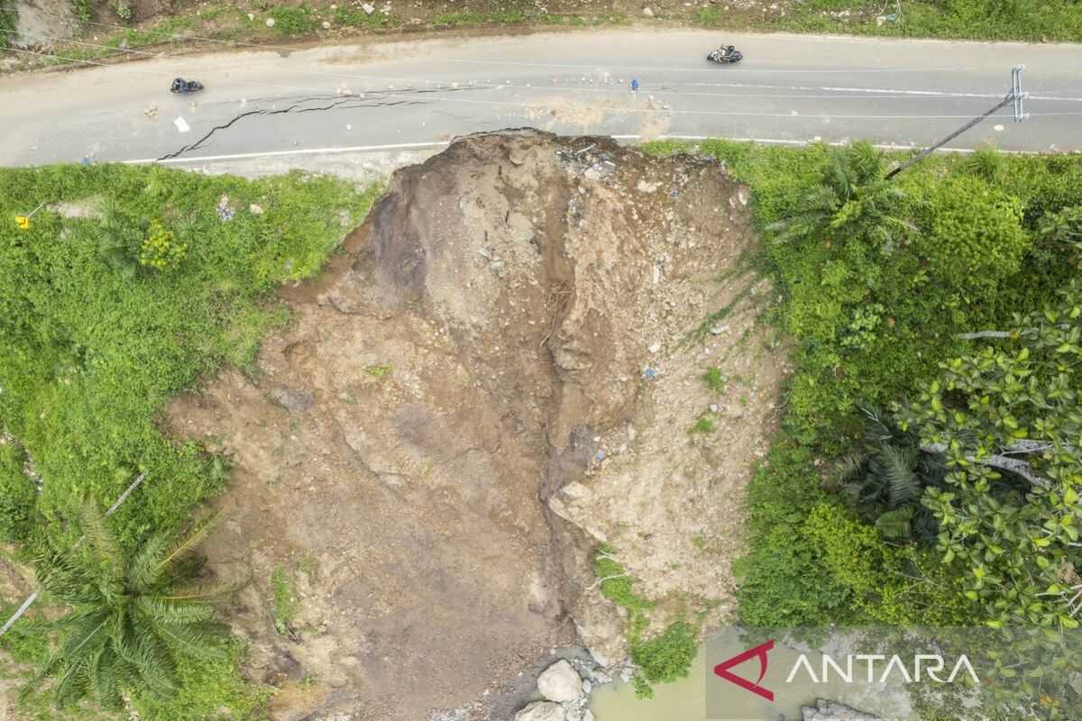 Padang Koto Gadang-Malalak Road in Agam Cracks and Collapses