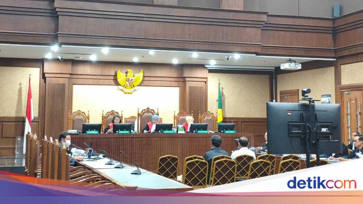 Judge Frustrated as Former Manpower Ministry Secretary General Refuses to Answer Questions on Foreign Worker Permit Fees