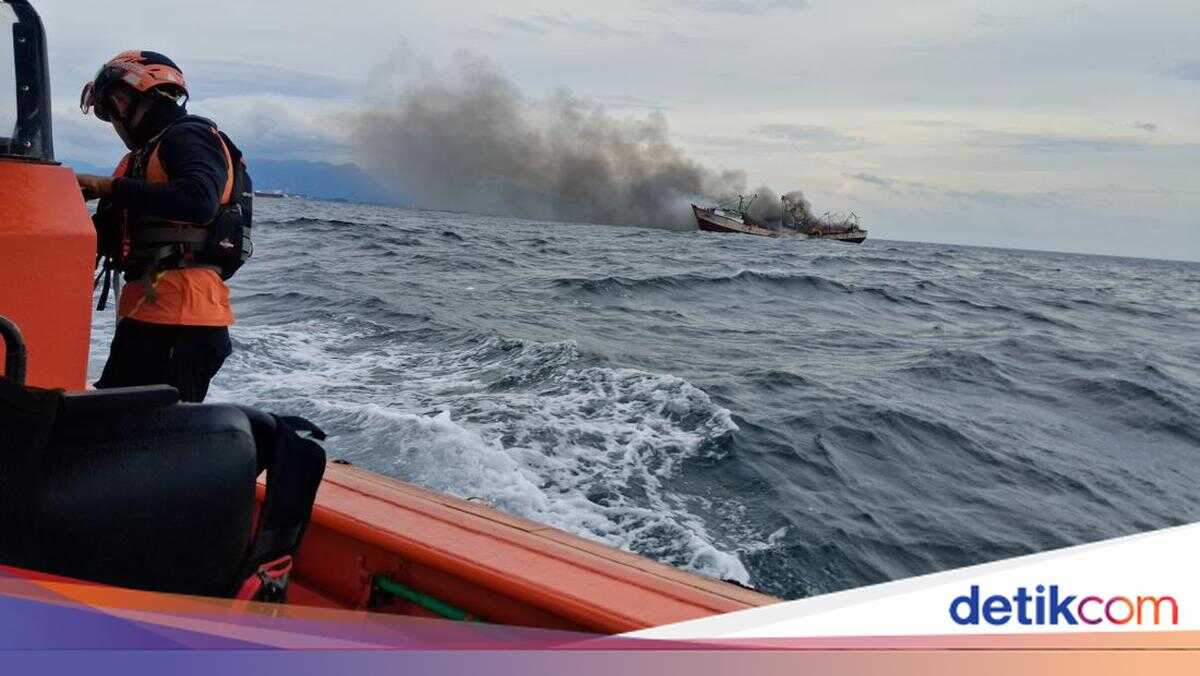 Fishing Vessel KM Marina Catches Fire off Pulau Ular, Cilegon: One Crew Member Dead