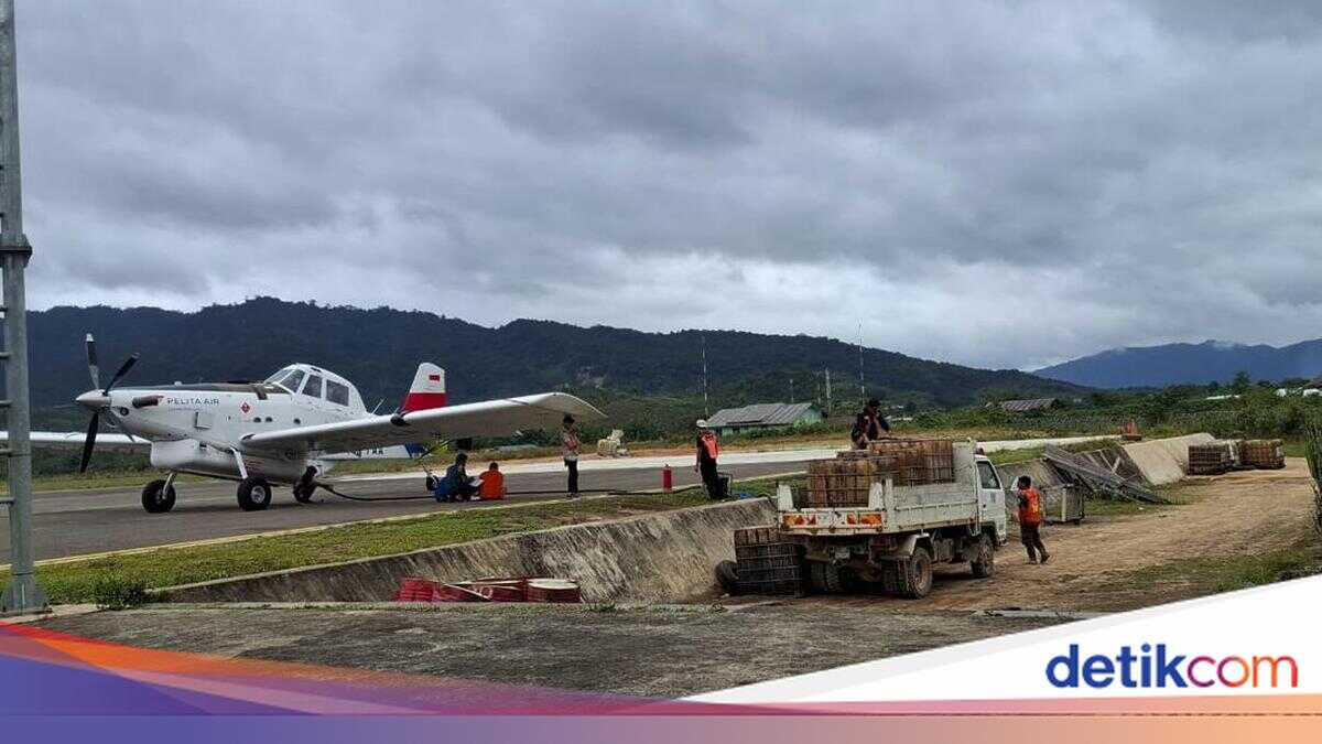 Fuel Transport Aircraft Suspected to Have Crashed in North Kalimantan, Smoke Rising from Hillside