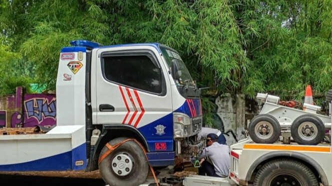 Illegally Parked Police Tow Truck Causing Traffic Jams Towed Away in West Jakarta