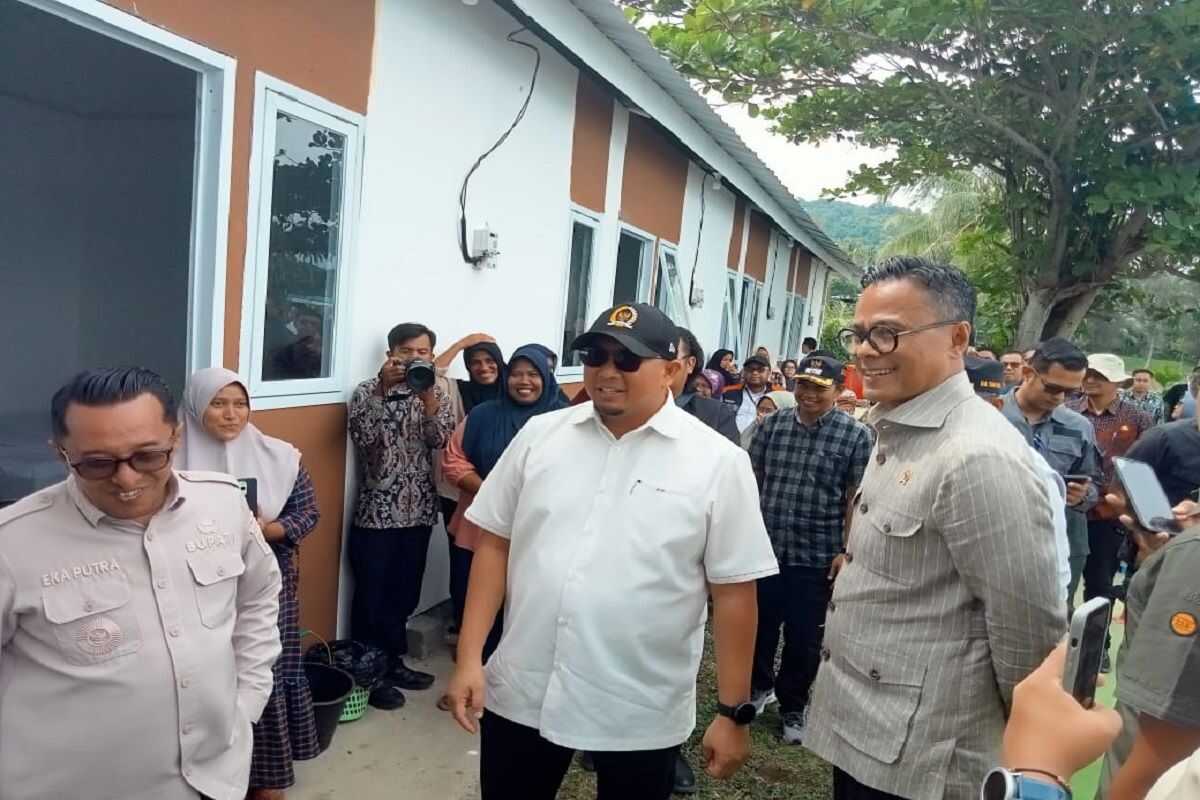 Dony Oskaria Visits Temporary Shelter Residents in Malalo, Tanah Datar