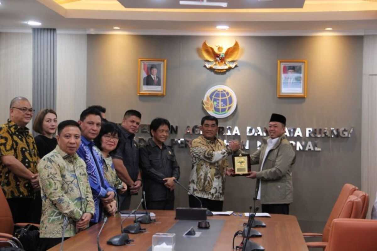 Agrarian Affairs Minister hands over substantive approval for North Sulawesi spatial plan