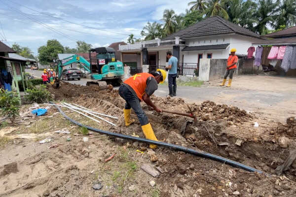 Hutama Karya Continues Clean Water Installation for Agam Temporary Housing