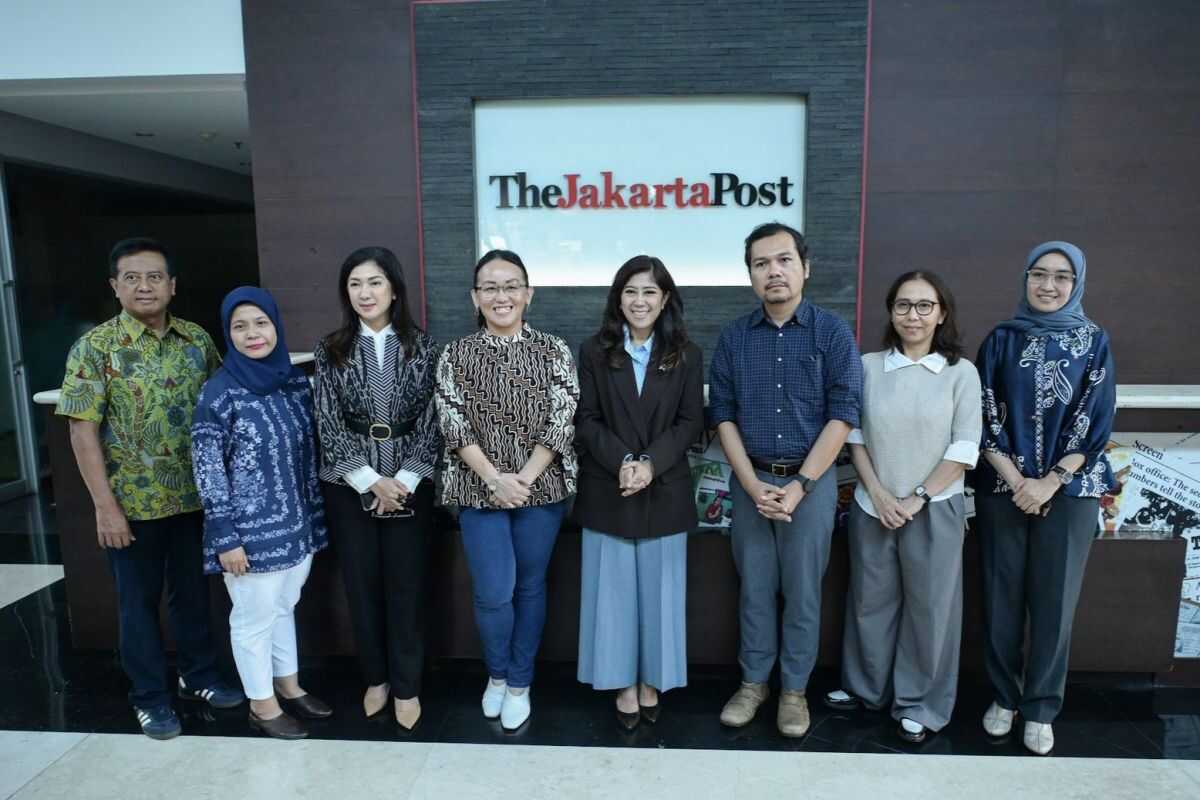 Communications Minister sees mainstream media as key guardian of information credibility