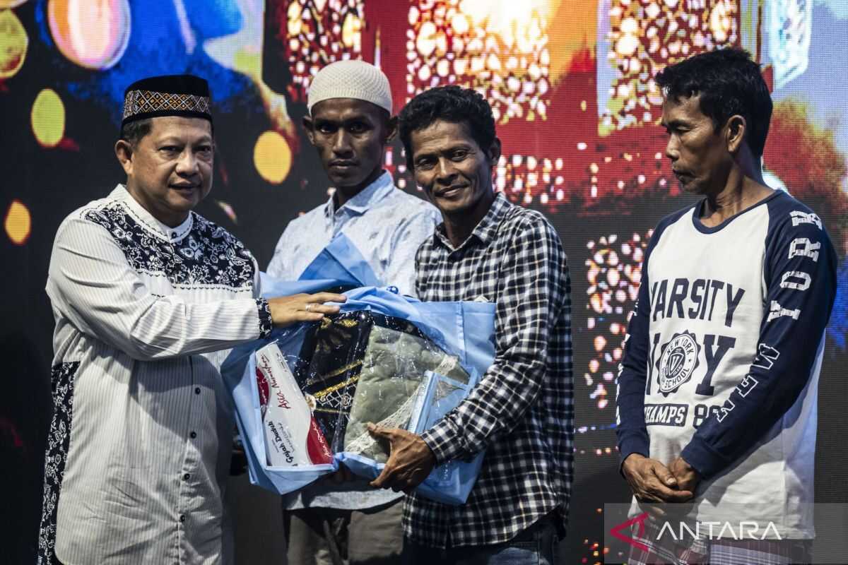 Home Affairs Minister Breaks Fast with Aceh Tamiang Flood Evacuees