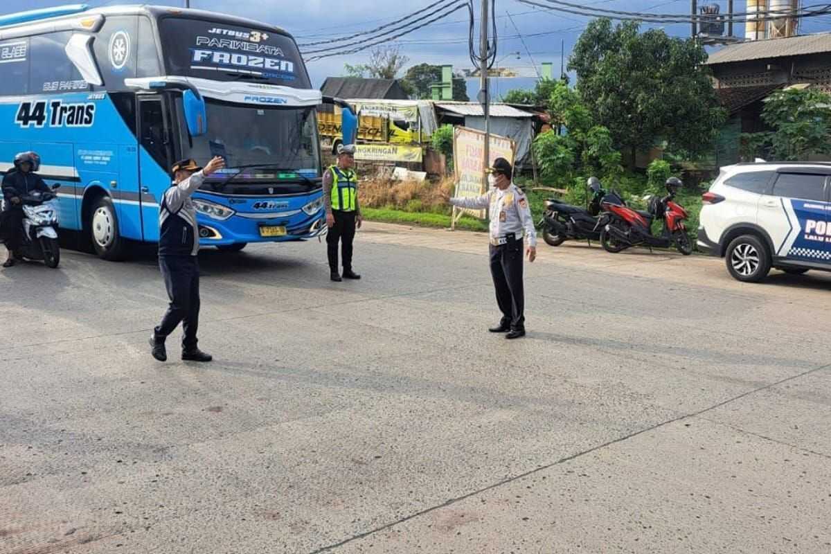 Batang Regency Tightens Three-Axle Truck Operations on Northern Coast Road