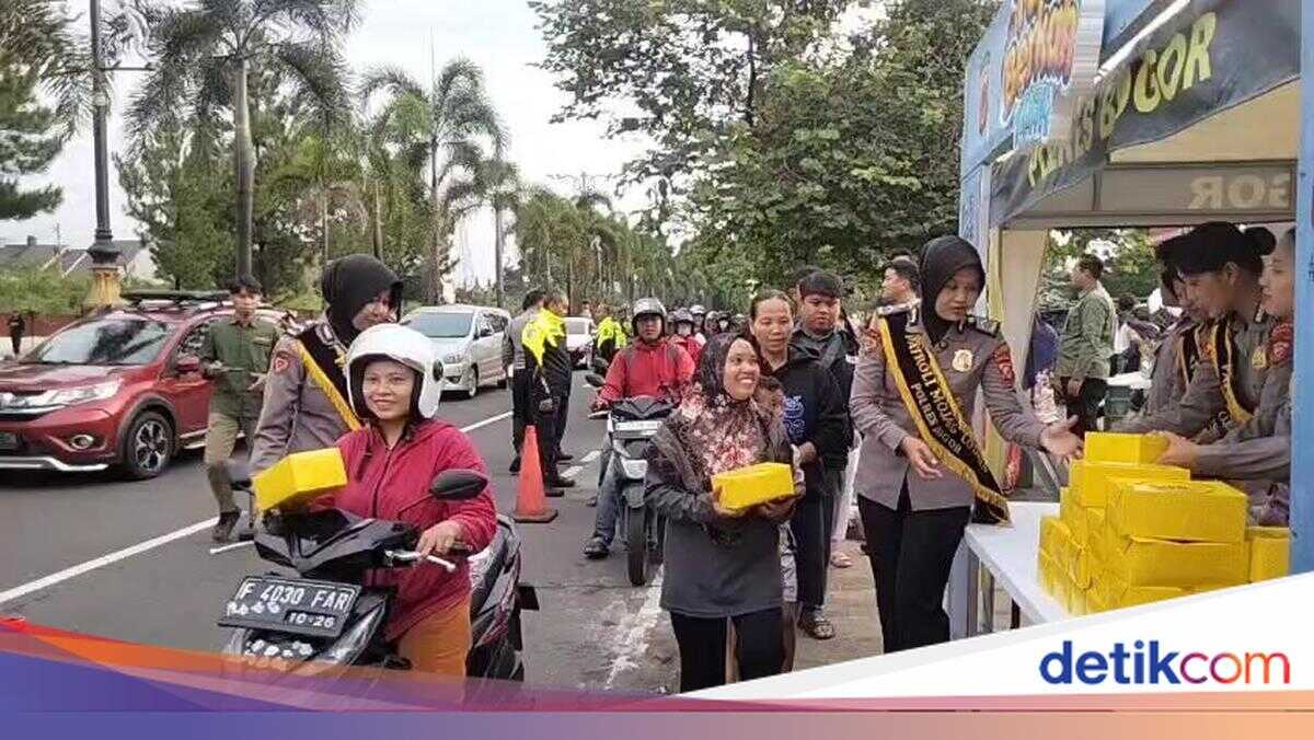 Bogor Police Distribute Free Iftar Snacks Along Pakansari Route