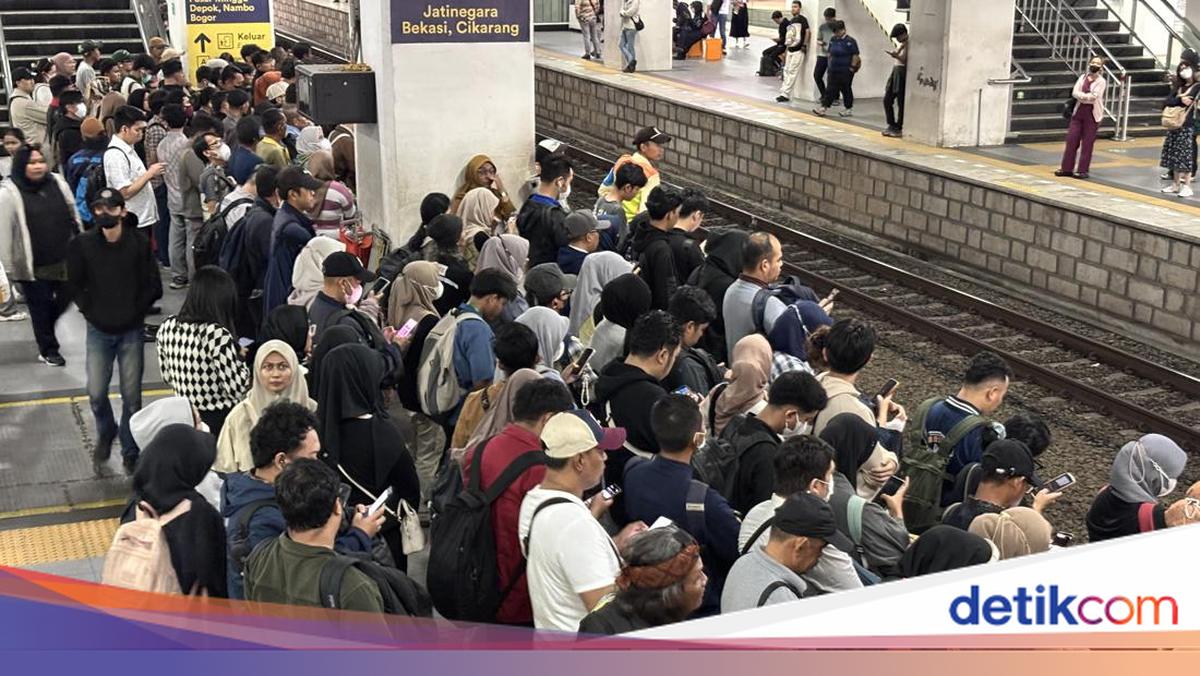 Manggarai Station Packed Before Iftar on First Day of Ramadan, Two Platforms Most Crowded