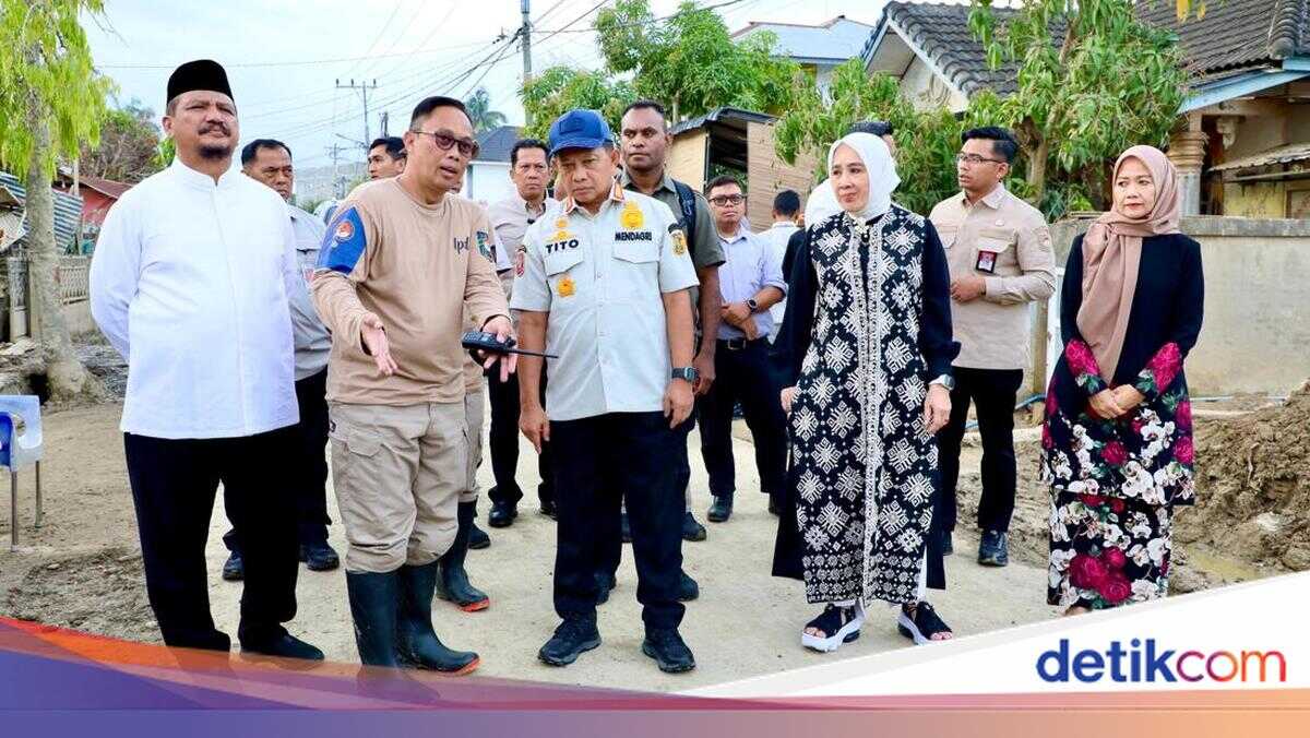 Tito Karnavian Inspects Mud Clearance Progress in Aceh Tamiang Settlements