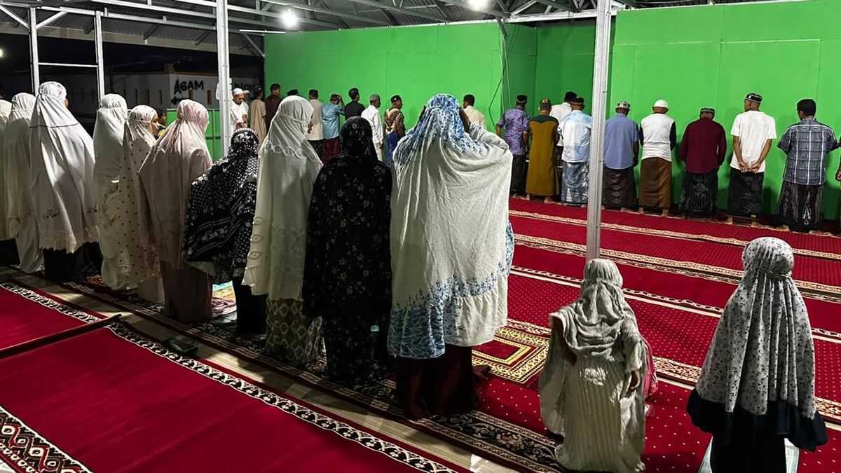 Aceh Disaster Victims Hold Congregational Tarawih Prayers in Emergency Prayer Halls
